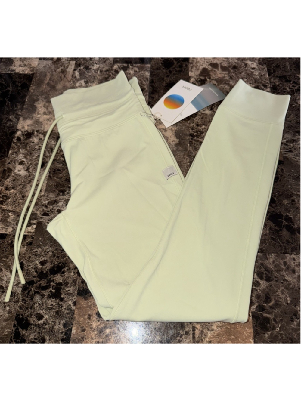 VUORI DAILY FORM LEGGING 25” LEMONGRASS COLOR SIZE LARGE NWT